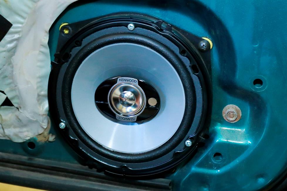 Installed speaker